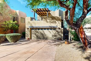 Property grounds - Luxe home near outdoor adventure with pool & furnished patio - dog-friendly (Scottsdale)