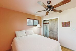 2 bedrooms, free WiFi, bed sheets - Sun-soaked & charming dog-friendly retreat with private pool, large patio, & W/D (Tucson)
