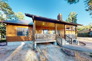 Exterior - Scenic and spacious cabin with full kitchen, gas grill, board games, W/D, & AC (Pinetop)