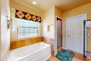 Shower, hair dryer, towels - Scenic and spacious cabin with full kitchen, gas grill, board games, W/D, & AC (Pinetop)