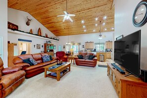 Smart TV, books - Scenic and spacious cabin with full kitchen, gas grill, board games, W/D, & AC (Pinetop)