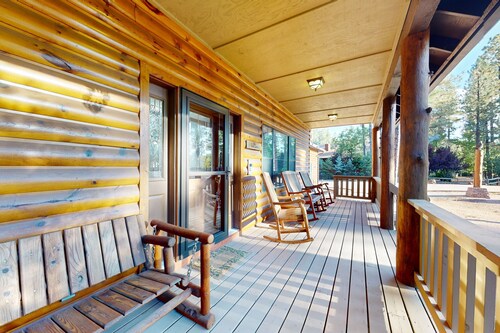 Scenic and spacious cabin with full kitchen, gas grill, board games, W/D, & AC
