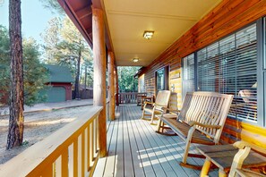 Terrace/patio - Scenic and spacious cabin with full kitchen, gas grill, board games, W/D, & AC (Pinetop)