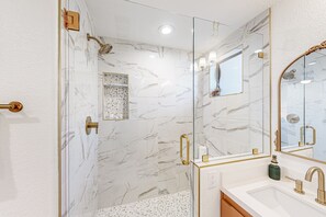 Shower, hair dryer, towels - Gated community condo with pool, hot tub, gym, & private patio - near golf (Scottsdale)
