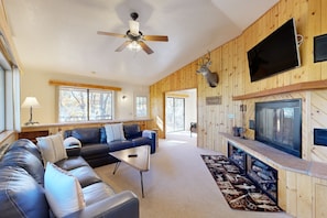 Smart TV, foosball, table tennis, books - Serene, two-story cabin with a game room, washer/dryer, & furnished deck (Lakeside)