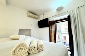 1 bedroom, iron/ironing board, WiFi, bed sheets - Centre View - Elegance and Comfort in the Heart of Cagliari (Cagliari)