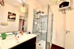 Dusche, Haartrockner, Bidet, Handtücher