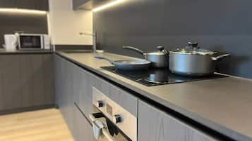 Frigorifero, microonde, forno, piano cottura