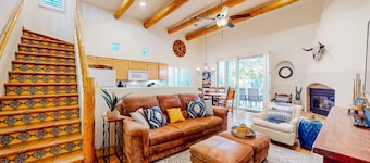 Attractive home with private pool, spa, patio, AC, & W/D - near attractions