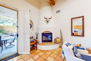 Smart TV, fireplace - Attractive home with private pool, spa, patio, AC, & W/D - near attractions (Cave Creek)