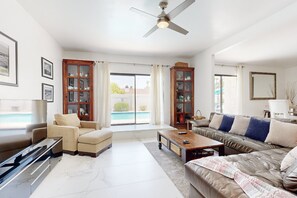 Smart TV, fireplace - Recently Remodeled Home | Fenced Backyard, Heated Pool, Grill & Fire Pit (Palm Springs)