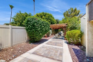 Outdoor dining - Recently Remodeled Home | Fenced Backyard, Heated Pool, Grill & Fire Pit (Palm Springs)