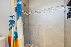 Douche, sèche-cheveux, serviettes fournies