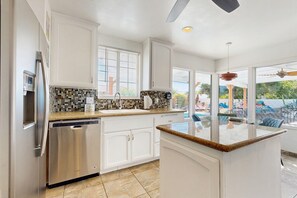 Fridge, microwave, oven, stovetop - Updated mid-century gem with private pool, spa, gas grill, and free WiFi (Palm Springs)