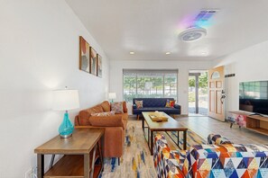 Smart TV, ping pong - Updated mid-century gem with private pool, spa, gas grill, and free WiFi (Palm Springs)