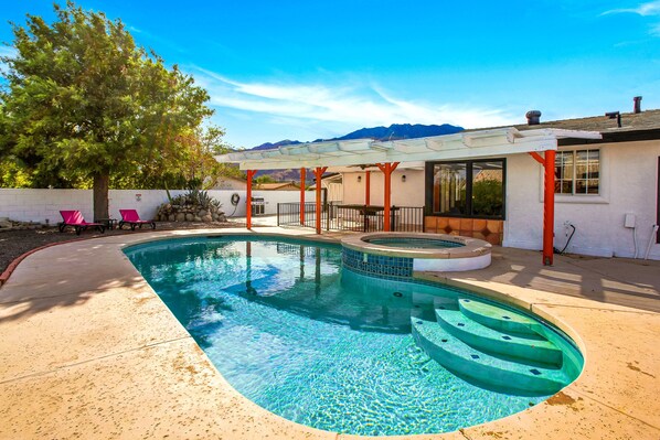 A heated pool - Updated mid-century gem with private pool, spa, gas grill, and free WiFi (Palm Springs)