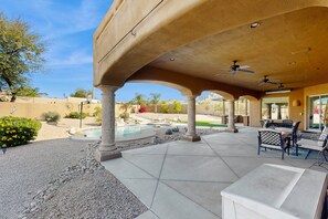 Outdoor dining - Your North Scottsdale Escape — Poolside Comfort, Easy Living & Prime Location (Scottsdale)