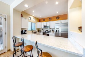 Réfrigérateur, four à micro-ondes, un four, surface de cuisson
