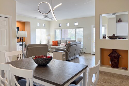 Tastefully remodeled condo with pool, hot tub & fitness room