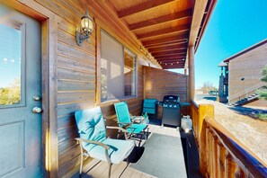 Property grounds - Scenic mountain condo with balcony, gas grill, smart TVS, central air, & W/D (Show Low)