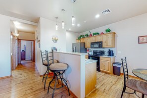 Fridge, microwave, oven, stovetop - Scenic mountain condo with balcony, gas grill, smart TVS, central air, & W/D (Show Low)