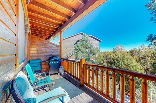 Scenic mountain condo with balcony, gas grill, smart TVS, central air, & W/D