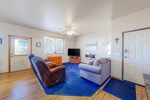 Smart TV, books - Scenic mountain condo with balcony, gas grill, smart TVS, central air, & W/D (Show Low)