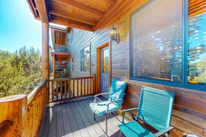 Property grounds - Scenic mountain condo with balcony, gas grill, smart TVS, central air, & W/D (Show Low)