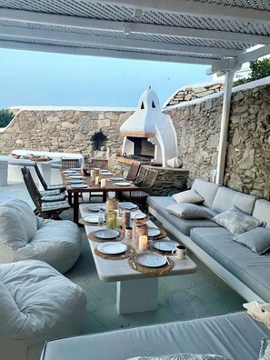 Outdoor dining - Stay Waterfront – Stunning 6-Bedroom Villa Annita with Pool (Mikonos)
