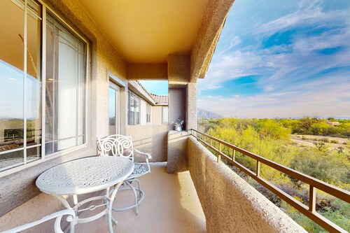 Desert condo with pool, hot tub, & grill access - balcony, W/D, & central AC