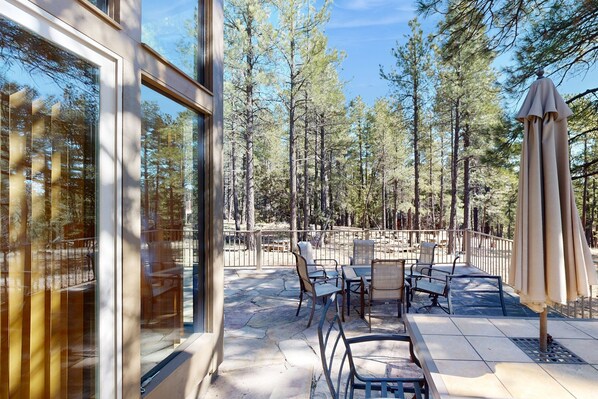 Outdoor dining - Secluded dog-friendly home with gas grill, patio, wood-burning fireplace, & W/D (Munds Park)