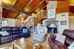 Smart TV, fireplace, DVD player, books - Secluded dog-friendly home with gas grill, patio, wood-burning fireplace, & W/D (Munds Park)
