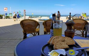Outdoor dining - Cozy apartment in Oostende with harbor view (Oostende)