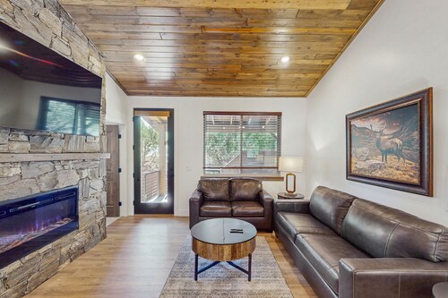 Brand new home w/ patio & mountain views, close to golf, lakes, town & more