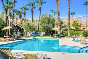 A heated pool - Updated Condo with shared pools, spas, and pickleball  & tennis courts (Palm Springs)