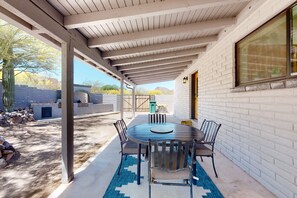 Outdoor dining - Dog-friendly home with lovely desert views, fenced yard, patio & fireplace (Tucson)