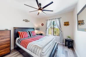 4 bedrooms, iron/ironing board, free WiFi, bed sheets - Dog-friendly home with lovely desert views, fenced yard, patio & fireplace (Tucson)