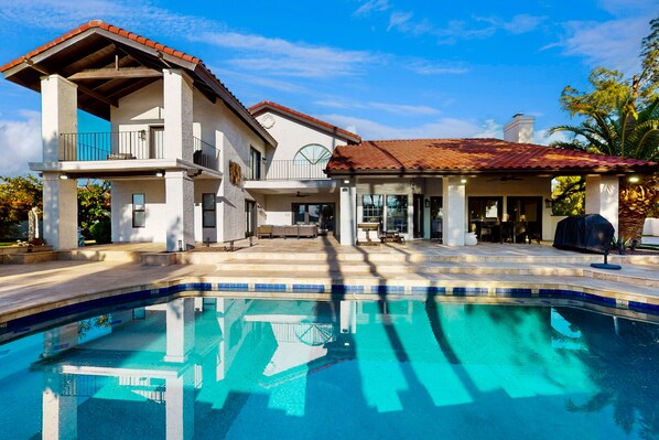A heated pool - Family-friendly luxury home in Estate Groves with private pool & cabana + WiFi (Mesa)