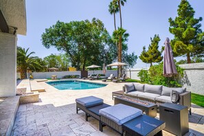 A heated pool - Family-friendly luxury home in Estate Groves with private pool & cabana + WiFi (Mesa)