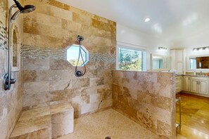Shower, hair dryer, towels - Family-friendly luxury home in Estate Groves with private pool & cabana + WiFi (Mesa)