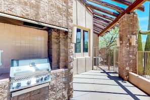 Terrace/patio - Darling Desert Oasis with Fast WiFi, Shared Pool, Hot Tub, & Fitness Center (Tucson)