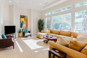 Smart TV, fireplace, DVD player - Pristine home w/ a wet bar, outdoor kitchen, private pool, & spa (Rancho Mirage)