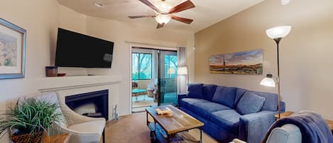 Smart TV, chimenea y libros