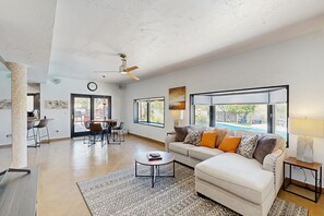 Smart TV, fireplace, books - Dazzling retreat with city views, pool, hot tub, bocce ball court, & roof deck (Tucson)