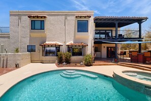 A heated pool - Dazzling retreat with city views, pool, hot tub, bocce ball court, & roof deck (Tucson)