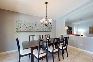 Dining - Pristine Desert Ridge home with a pool & backyard oasis - dog-friendly (Phoenix)