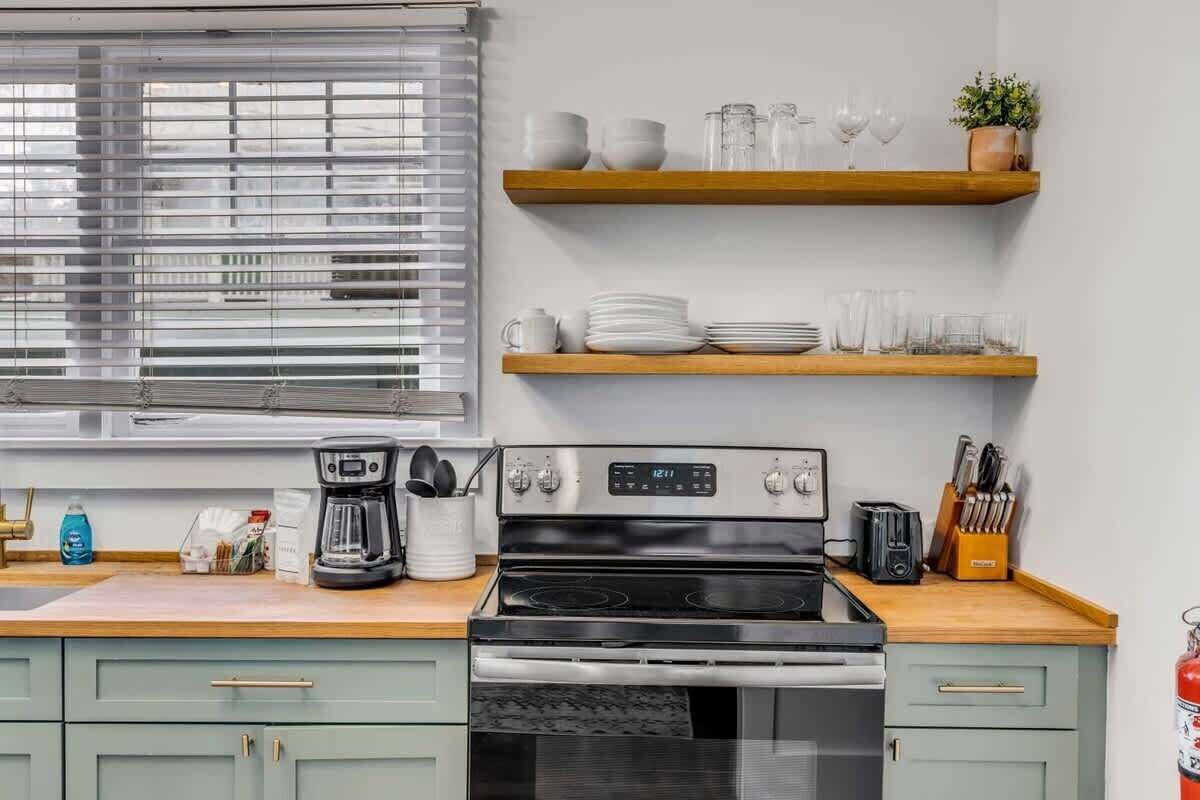 雪櫃、微波爐、焗爐、爐具