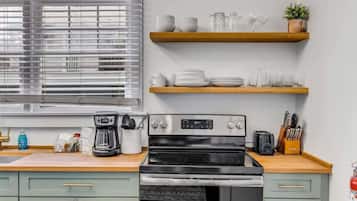 雪櫃、微波爐、焗爐、爐具