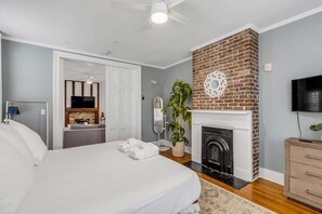 Iron/ironing board, WiFi, bed sheets - Historic, Spacious Loft w. Kitchen + Living Room (Charleston)