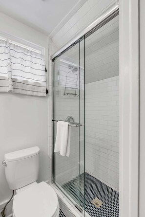 Shower, hair dryer, shampoo - Historic, Spacious Loft w. Kitchen + Living Room (Charleston)